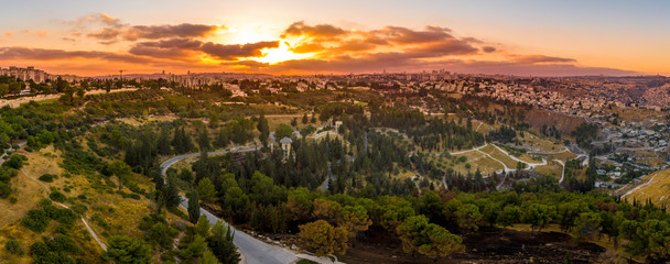 Obraz premium Widok z lotu ptaka na Jerozolimę ze starym miastem i zachodnią częścią, Rehavia, Abu Tor i Talpiyot