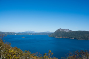 Fototapeta na wymiar 青い湖面の湖と青空　摩周湖