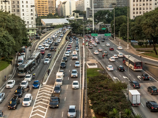 Obraz premium Sao Paulo, Brazil, July 19, 2019. Intense traffic on the avenues 23 de Maio and 9 de Julho near the entrance of the Anhangabau tunnel in downtown Sao Paulo