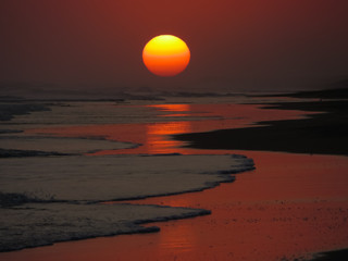 Obraz premium Amazing sunset on the beach with red sun