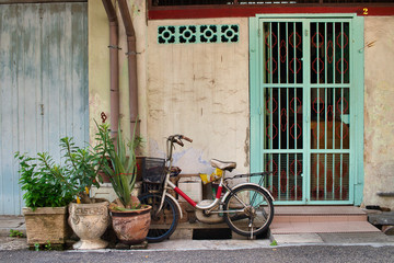 Fototapeta na wymiar bicycle in front of old house, Malacca, Malaysia 