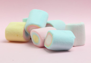 Obraz na płótnie Canvas colorful marshmallows candy on pink background