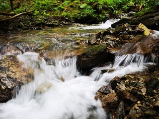 Fototapeta na wymiar frisches Trinkwasser - Quellwasser aus den Bergen