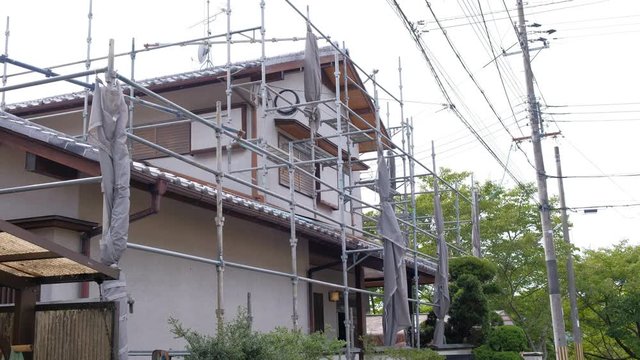 工事中の住宅　リフォーム　増改築　一戸建て