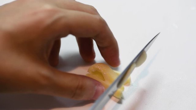 にんにくをみじん切りにする