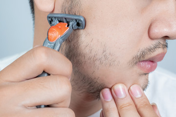 Close-up Shave the face with a separate razor.