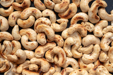 Naklejka premium Close-up Roasted cashew nuts and salt in a pan.Concept Health.