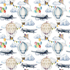 Motif harmonieux d& 39 aquarelle avec des nuages et des montgolfières. Illustration de ciel peinte à la main avec des aérostats, des avions et des guirlandes isolés sur fond blanc. Pour la conception, les impressions, le tissu ou l& 39 arrière-plan.