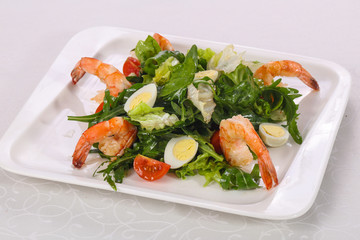 Salad with prawn, rocket and eggs