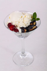 Ice cream with dry plum