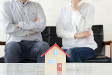 住宅のことに関して悩むカップル