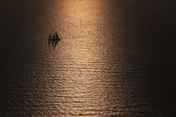 bateau en Méditerranée au couher de soleil