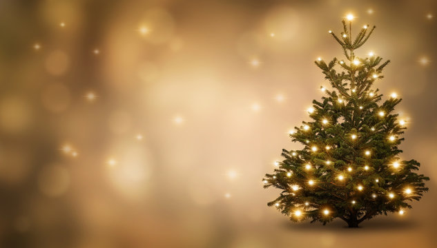 festlich geschm&uuml;ckter weihnachtsbaum minimalismus
