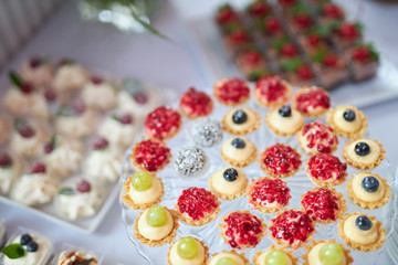 Różnokolorowe ciasteczka, torciki i prezentowane w różnych konfiguracjach 