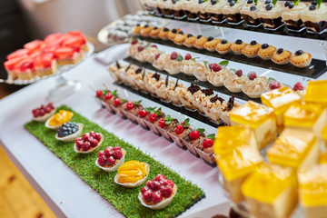 Różnokolorowe ciasteczka, torciki i prezentowane w różnych konfiguracjach 