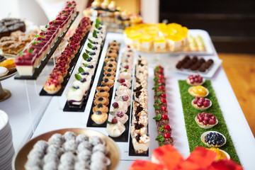 Różnokolorowe ciasteczka, torciki i prezentowane w różnych konfiguracjach 