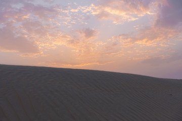 Fototapeta na wymiar Arabische Sandwüste im Sonnenuntergang