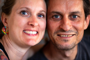 Primer plano de hombre y mujer sonriendo