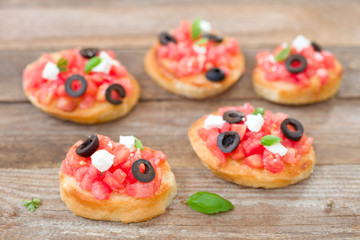 Tomatenbruschetta mit Oliven und Feta