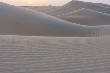 Fototapeta na wymiar Arabische Sandwüste bei Sonnenaufgang