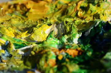 Grüne Ölfarbe auf einer angetrockneten Palette