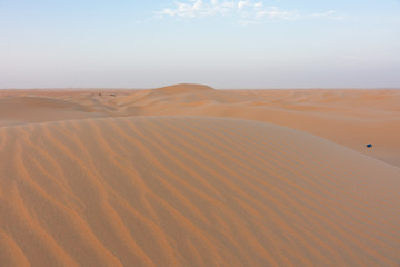 Fototapeta na wymiar Arabische Sandwüste bei Sonnenaufgang