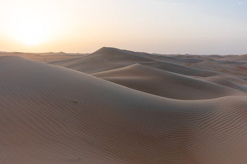 Obraz na płótnie Canvas Arabische Sandwüste bei Sonnenaufgang