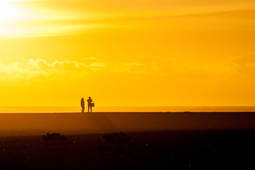 Naklejka premium silhouette of a couple on a beach on the Oregon coast