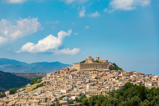 Veduta del borgo medievale di Montalbano Elicona in Sicilia