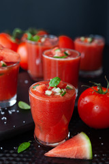 Kaltes Gazpacho im Glas