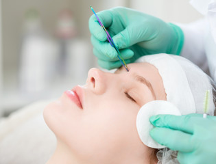 Naklejka premium Beautician performing henna brows correction