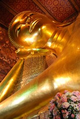 Obraz premium Reclining Buddha gold statue at Wat Pho, Bangkok, Thailand.