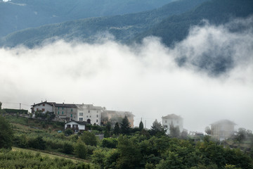 La nebbia risale la valle