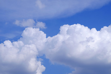 Naklejka premium cloud on blue sky background