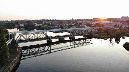 Most kolejowy na rzecze płynącej przez miasto.
