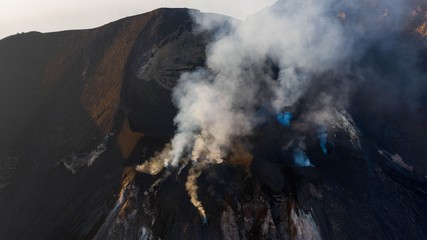 Cratere del vulcano stromboli visto dall'alto - Isole Eolie 