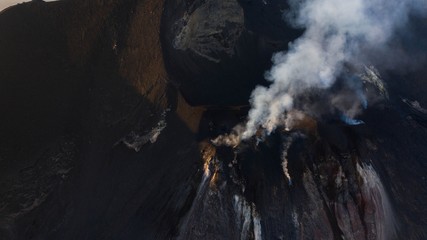 Cratere del vulcano stromboli visto dall'alto con drone-Isole Eolie  © Etna ·REC Attivo