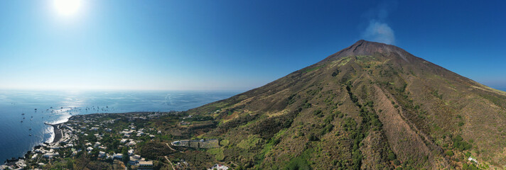 Stromboli vista panoramica dall'alto con mare e cielo azzurro sullo sfondo