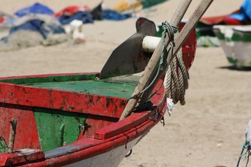 Barco de pesca fondeado en un puerto