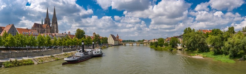 Naklejka premium Die Donau in Regensburg, Bayern, Deutschland