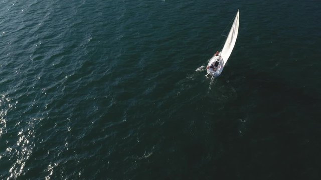 Aerial 4K - Barca a vela in navigazione