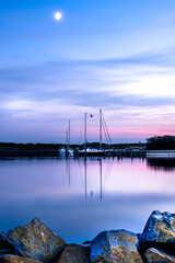 Segelschiff im Hafen bei Sonnenuntergang