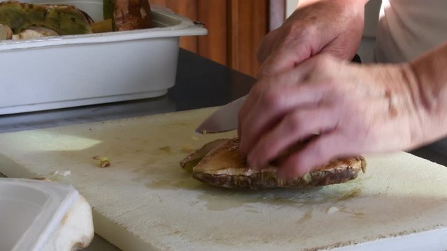 il taglio del fungho fresco per essere cucinato