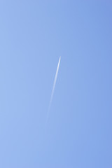 青空に飛行機雲