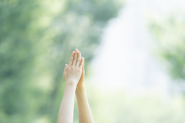 公園でヨガをする女性