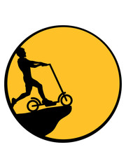 mond nacht klippe lustig elektroroller clipart elektro roller spaß tretroller kinder spielzeug symbol fahren motorrad cool design schnell rasen liebe hobby fahrzeug