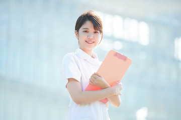 白衣の女性