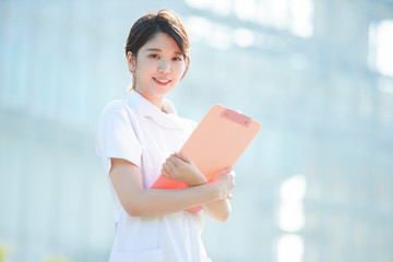 白衣の女性