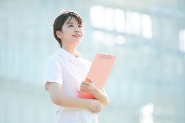 白衣の女性