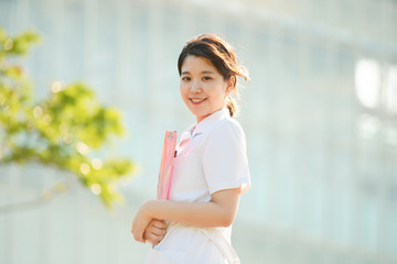 白衣の女性